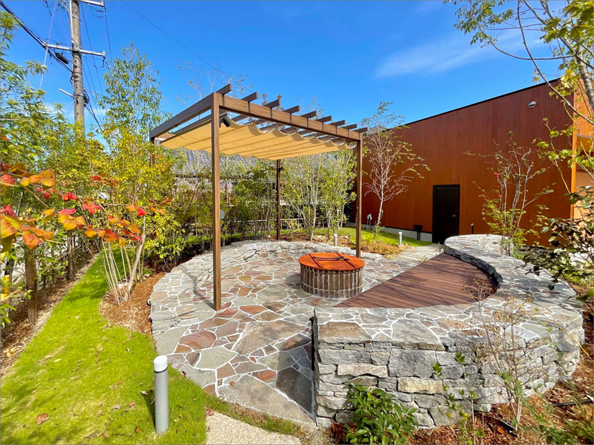 お気に入りの愛車をしまう宝箱のような庭空間