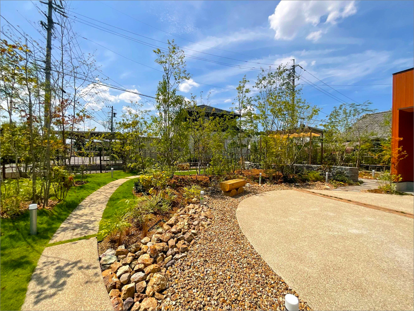 お気に入りの愛車をしまう宝箱のような庭空間