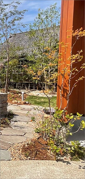 お気に入りの愛車をしまう宝箱のような庭空間