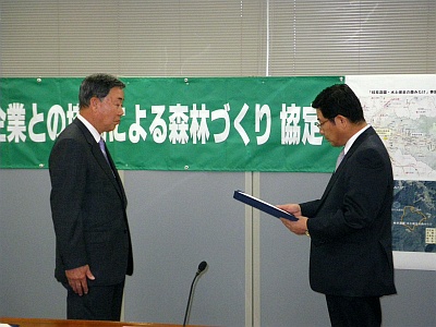 古田岐阜県知事からCO2吸収に関する認証書受ける小栗社長